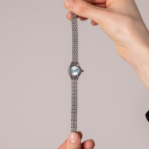 Frauen kleine Uhr. Schlichte Armbanduhr. Minimalistische Uhr Blue