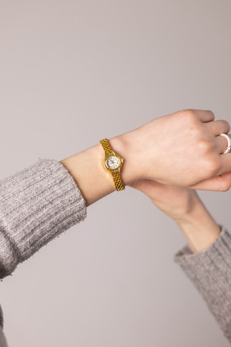 Frauen kleine Uhr. Schlichte Armbanduhr. Minimalistische Uhr Bild 3