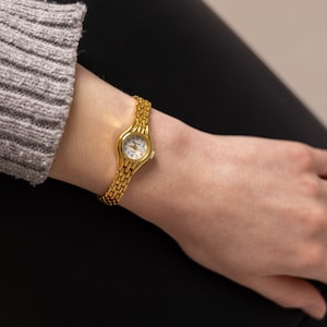 Frauen kleine Uhr. Schlichte Armbanduhr. Minimalistische Uhr