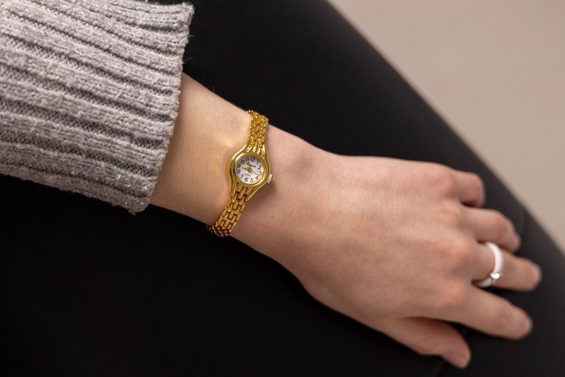Frauen kleine Uhr. Schlichte Armbanduhr. Minimalistische Uhr Gold