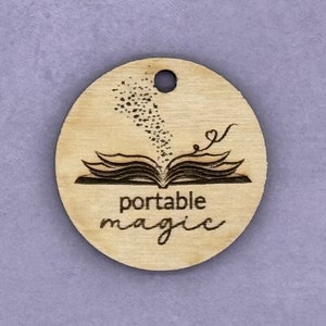 Amuleto de madera con forma de libro mágico portátil / Colgante de madera grabado con láser de 1,5 pulgadas para llavero de pulsera / Llavero personalizado / Etiqueta de disco de madera