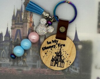 Llavero de madera redondo con borlas, diamantes de imitación y cuentas de silicona de In My Magical Era World Light.