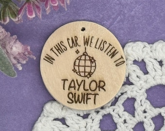 Dije de madera "Escuchamos a Taylor" / Colgante de madera grabado con láser de 1,4 pulgadas para llavero de pulsera / Llavero personalizado / Etiqueta de disco de madera