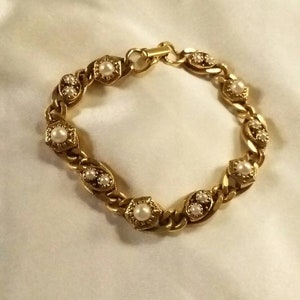 Goldette NY signed Goldtone Pearl Bracelet, Chunky Curb Chain Link, Vintage 1950s, SFV102