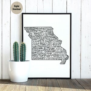 Mapa imprimible del estado de Misuri con nombres de ciudades para dormitorio, regalo de inauguración, primera vivienda o fiesta de despedida.