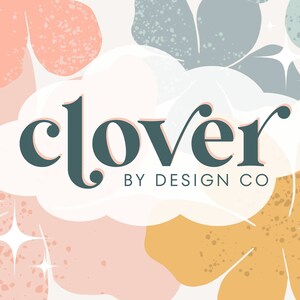Puede incluir: Un logotipo para una empresa de dise&ntilde;o llamada "clover by design co.". El logotipo est&aacute; en una forma de nube blanca con una fuente estilizada verde oscuro. El fondo es un dise&ntilde;o abstracto colorido con formas florales rosas, amarillas y azules.