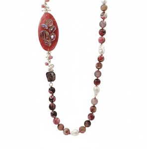 Collana Lunga Agata Fucsia, Perle Scaramazze Bianche, Gioiello Statement Multicolor, Collana con Ciondolo Cristalli, Fatto a Mano Unico