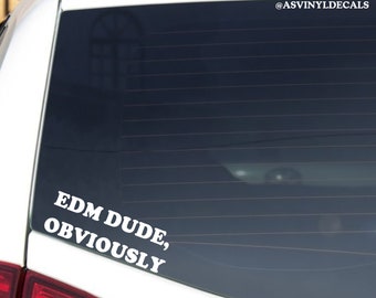 Può includere: Adesivo in vinile bianco con il testo "EDM Dude, Obviously" su un finestrino di un'auto. L'adesivo è sul lunotto posteriore di un'auto argentata.