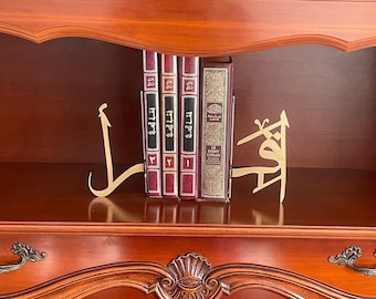 Fermalibri in acciaio Iqra. Una decorazione funzionale per la tua biblioteca e un'ottima idea regalo.