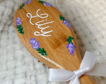 Cepillo de pelo de recuerdo floral pintado a mano personalizado / Regalo para niñas / Regalo para niños pequeños / Cepillo de paleta de madera / Decoración de enfermería / Regalo de bienvenida para bebés