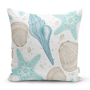 Peut inclure: Un coussin blanc avec un motif de coquillages et d'&eacute;toiles de mer bleus et bruns. Le coussin a un fond blanc avec un motif de coquillages et d'&eacute;toiles de mer bleus et bruns.