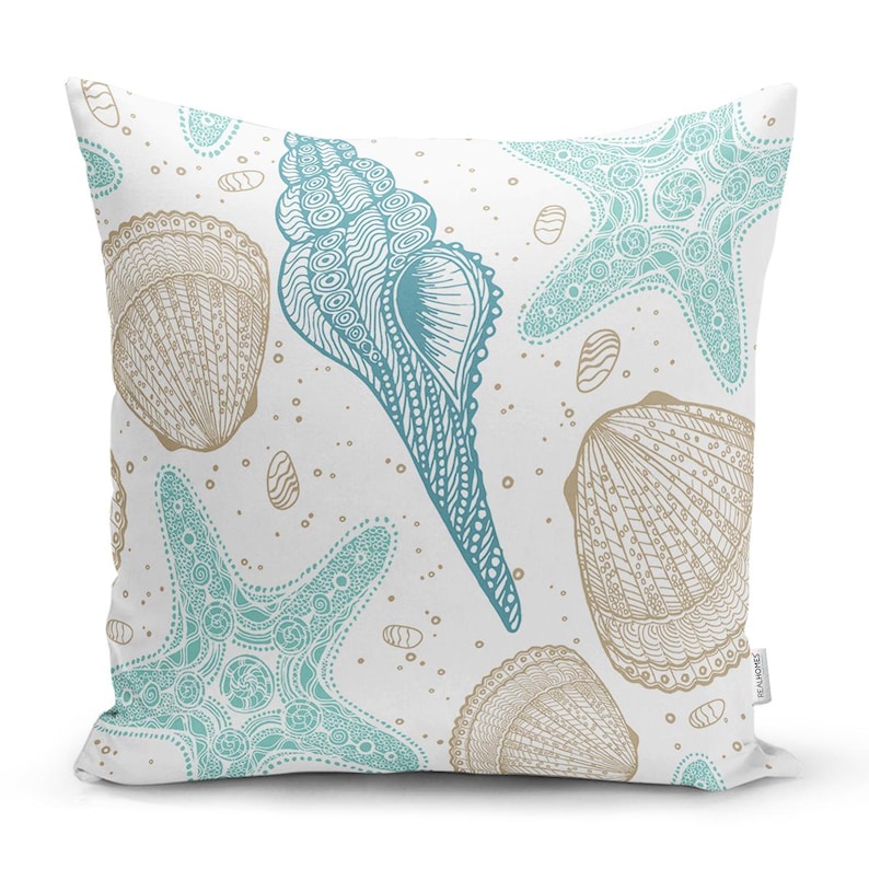 Peut inclure: Un coussin blanc avec un motif de coquillages et d'&eacute;toiles de mer bleus et bruns. Le coussin a un fond blanc avec un motif de coquillages et d'&eacute;toiles de mer bleus et bruns.