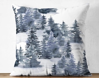 Könnte beinhalten: Ein quadratisches Dekokissen mit einem Aquarelldruck eines dichten Waldes mit immergrünen Bäumen in dunklen Blau- und Grautönen auf weißem Hintergrund. Das Design bedeckt die gesamte Vorderseite des Kissens mit einem sich wiederholenden Muster.
