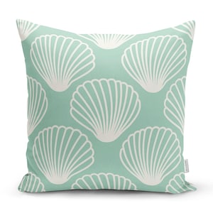 Peut inclure: Un coussin de couleur vert clair avec un motif de coquillages blancs. Le coussin est fait d'un tissu doux et a une fermeture &eacute;clair.