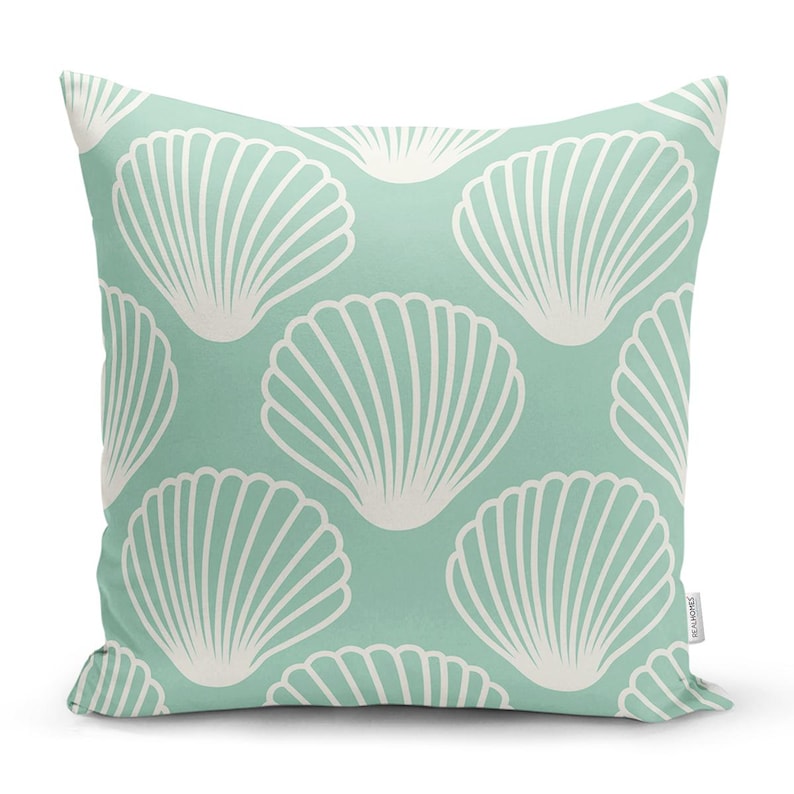 Peut inclure: Un coussin de couleur vert clair avec un motif de coquillages blancs. Le coussin est fait d'un tissu doux et a une fermeture &eacute;clair.