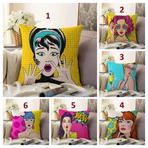 Op de afbeelding: Een collectie van zes vierkante sierkussens met pop-art illustraties van personen. Elk kussen toont een uniek stripfiguur in levendige kleuren, waaronder geel, roze, blauw en oranje, voorzien van grafische patronen en tekst.
