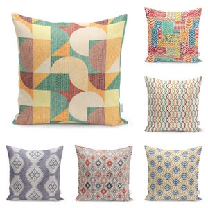 Puede incluir: Una colección de cojines decorativos con diversos diseños geométricos y estampados. Los cojines presentan una gama de colores que incluyen naranja, verde, amarillo y azul. Los diseños incluyen formas abstractas, patrones de patchwork y motivos geométricos repetidos. Los cojines son cuadrados.