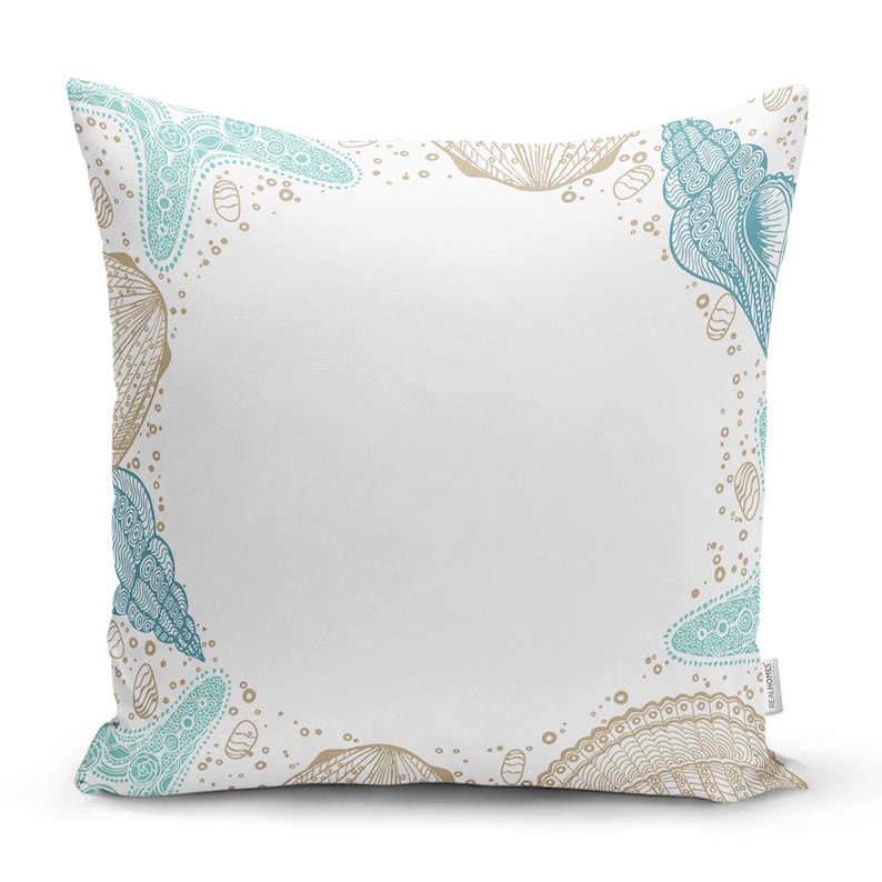 Peut inclure: Un oreiller blanc avec un motif de coquillages bleus et bruns. L'oreiller a un fond blanc avec une bordure de coquillages bleus et bruns.