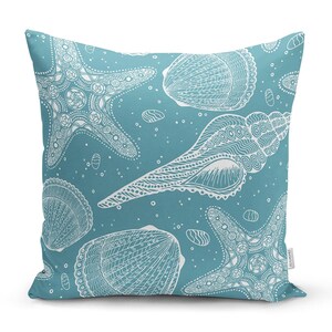 Peut inclure: Un coussin de d&eacute;coration bleu sarcelle avec un motif blanc de coquillages et d'&eacute;toiles de mer. Le motif est complexe et d&eacute;taill&eacute;.
