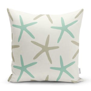 Peut inclure: Un coussin blanc avec un motif d'&eacute;toiles de mer brun clair et turquoise. Le coussin est fait d'un tissu doux et confortable et est parfait pour ajouter une touche de style c&ocirc;tier &agrave; votre maison.