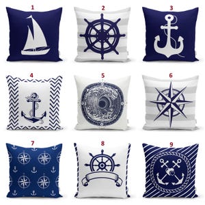 Op de afbeelding: Een collectie van negen vierkante sierkussens met nautische thema's in marineblauw en wit. De ontwerpen bevatten zeilboten, scheepsroeren, ankers, kompasrozen en golfpatronen, elk genummerd van één tot negen in een rasterindeling.