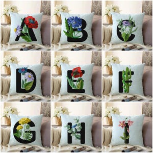 Capa de almofada com alfabeto floral, fundo azul claro, almofada com monograma botânico, presente personalizado para ela, decoração com letras boho, almofada de veludo