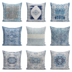 Op de afbeelding: Negen vierkante kussens met diverse blauwe en witte versleten patronen. Ontwerpen omvatten geometrische vormen, bloemmotieven en tapijtachtige texturen. De kussens zijn vierkant, geschikt voor banken of bedden.