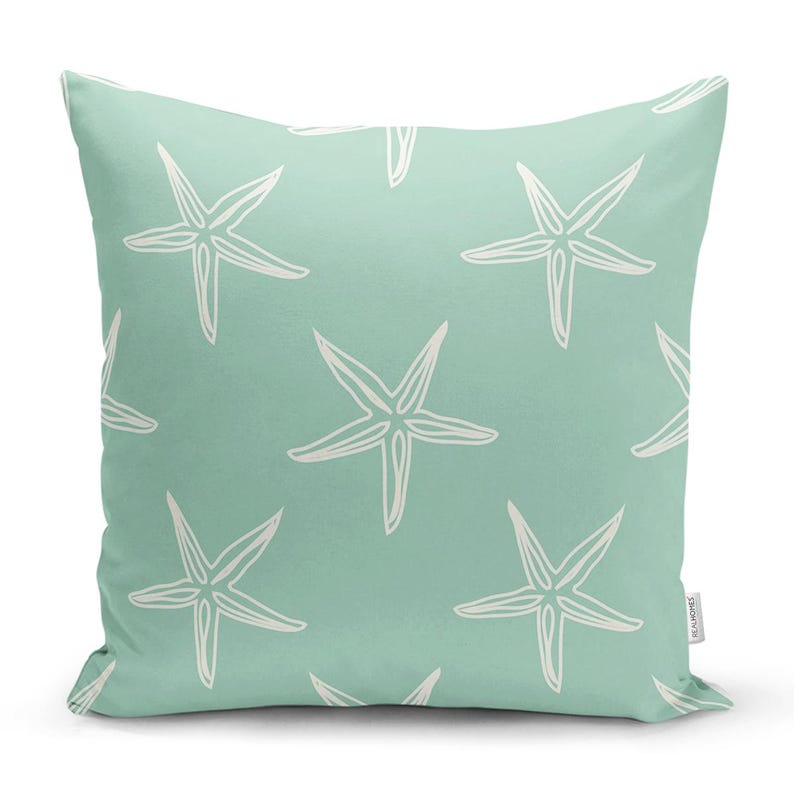 Peut inclure: Un coussin de couleur vert clair avec un motif d'&eacute;toile de mer blanche.