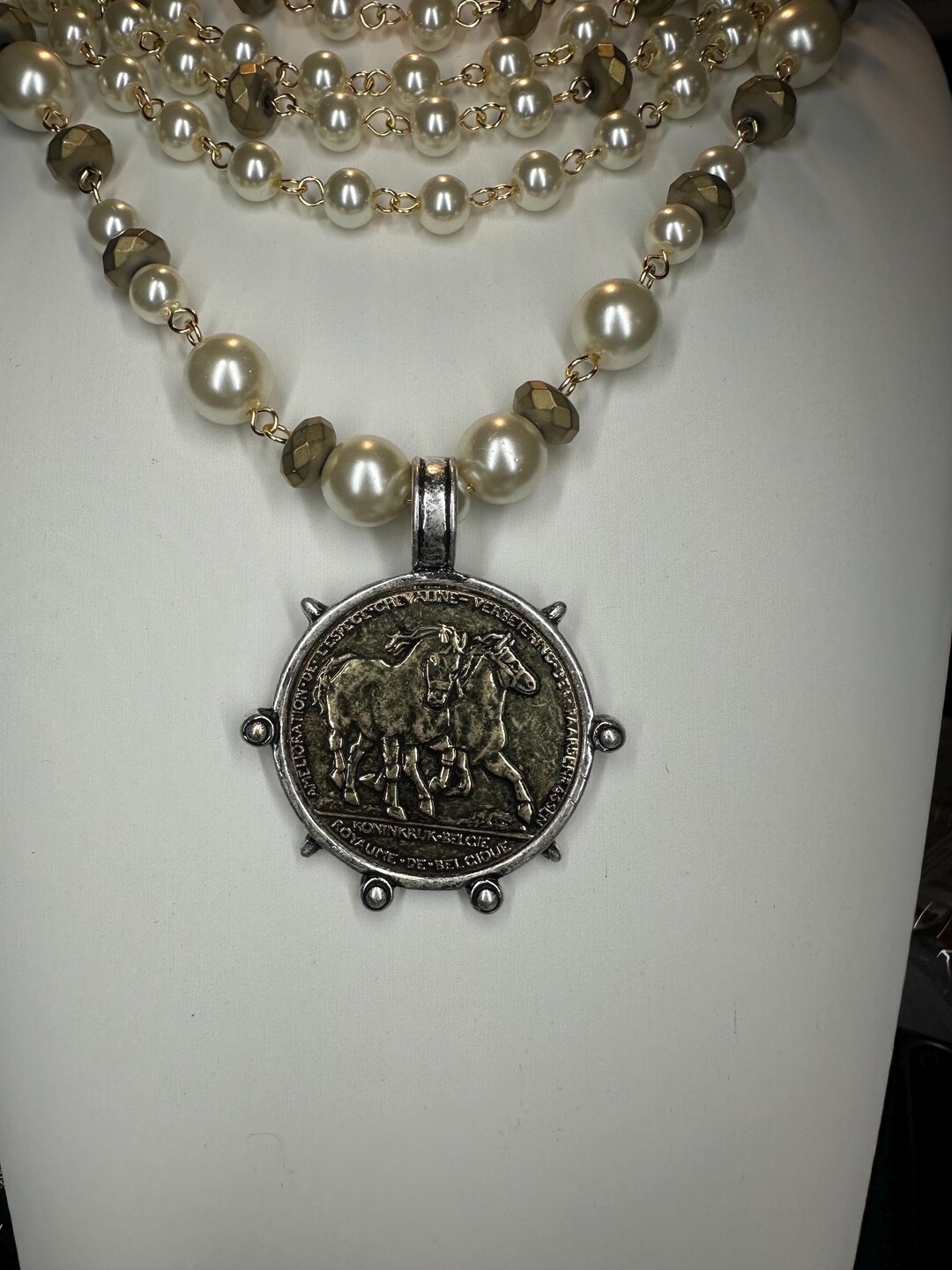 VINTAGE PEARLS HORSE COIN main image 0