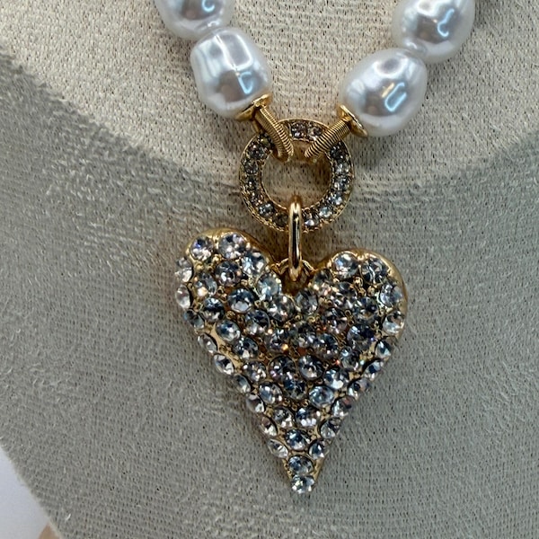 Colgante de corazón de diamantes de imitación con cadena de perlas de imitación, colgante de corazón dorado de inspiración vintage, colgante de corazón de estilo occidental, colgante de corazón hinchado inspirado en San Valentín.