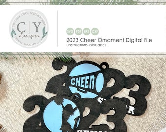 Op de afbeelding: Een digitaal bestand voor een 2023 cheer-ornament in zwart-wit. Het ornament heeft een cheerleader-silhouet, een megafoon met het woord "CHEER" en het woord "SENIOR".