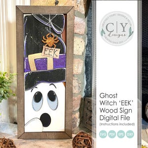 Pode incluir: Uma placa de madeira de Halloween com um fantasma usando um chapéu de bruxa com a palavra "EEK" em uma placa. A placa tem uma moldura marrom e uma aranha brilhante. A placa é um arquivo digital.