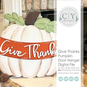 Puede incluir: Colgador de puerta de calabaza blanca con una pancarta roja que dice "Give Thanks". La calabaza tiene hojas verdes y est&aacute; pintada con un acabado blanco desgastado. Este archivo digital es para l&aacute;seres grandes y m&aacute;quinas GlowForge.