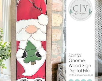 Könnte beinhalten: Ein Holzschild mit einem Weihnachtszwerg mit roter Mütze und Bart, der einen grünen Weihnachtsbaum hält. Das Schild hat einen hellbraunen Rahmen und der Text "Santa Gnome Wood Sign Digital File" ist sichtbar.