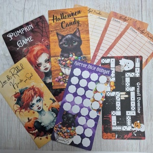 Könnte beinhalten: Ein Set an Halloween-themed druckbaren Spielen und Trackern. Die Spiele beinhalten "Pumpkin Game", "Love & Rubbel Karte your Soul", "Grusel Domino" und "Horror Dice Budget". Die Tracker beinhalten "Budget Tracker" und "Halloween Candy Get Tracker".
