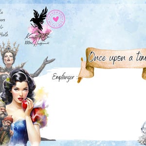 Könnte beinhalten: Märchenhafte Illustration mit Schneewittchen, der bösen Königin und anderen Charakteren. Die Worte "Once upon a time" sind auf einer Schriftrolle zu sehen. Der Hintergrund ist hellblau mit Aquarelleffekten.