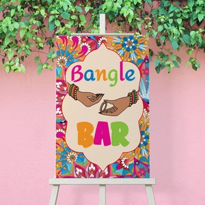 Puede incluir: Un cartel colorido con fondo blanco y el texto "Bangle Bar" en una fuente arco&iacute;ris. El cartel est&aacute; decorado con un patr&oacute;n floral y dos manos con pulseras.