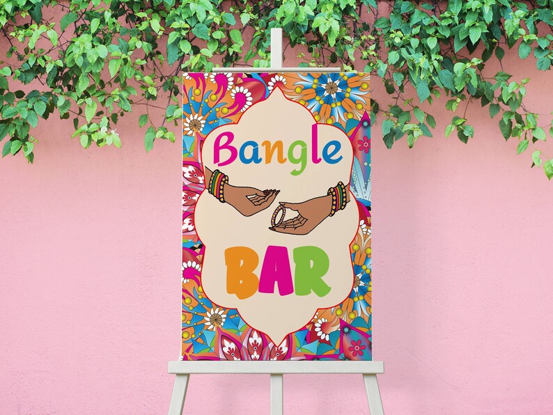 Puede incluir: Un cartel colorido con fondo blanco y el texto "Bangle Bar" en una fuente arco&iacute;ris. El cartel est&aacute; decorado con un patr&oacute;n floral y dos manos con pulseras.