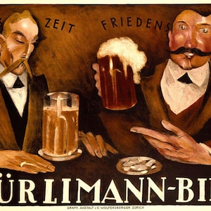 Pode incluir: Um anúncio vintage da cerveja Hürlimann-Bier com dois homens de terno, um segurando um copo de cerveja e o outro segurando uma caneca de cerveja. O texto no cartaz diz "Kriegs Zeit" e "Friedens Zeit" e "Hürlimann-Bier".