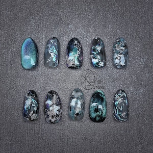 Hand painted press on nails. Triochrome nails. 5D cat eye. Color change from Green blue to purple. Original nail art. Black Metallic.
