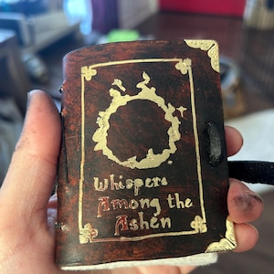 Mini grimoire Soulsborne relié à la main - Version de base, Bloodborne, Elden Ring, Dark Souls et Sekiro