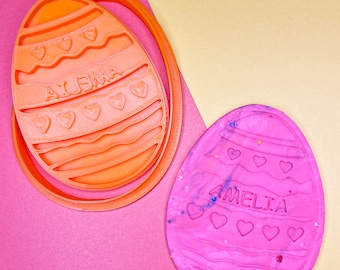 Cortador de galletas de huevo de Pascua personalizado con nombre y sello de corazones
