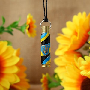 Ciondolo souvenir da una custodia per cartucce, ciondolo fatto a mano, ciondolo dipinto a mano, ciondolo con motivo ucraino, fatto a mano in Ucraina, regalo perfetto