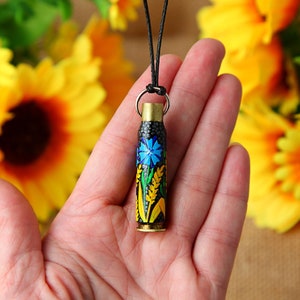 Ciondolo dipinto a mano, ciondolo fatto a mano, ciondolo con motivo ucraino, ciondolo souvenir da una custodia a cartuccia, fatto a mano in Ucraina, regalo perfetto