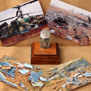 Stück eines russischen Flugzeuges, Hubschrauber KA-52, Abgeschossen in der Ukraine, Panzerstatuette, Ukrainische Figuren, Made in russisch, Recycled in Ukraine