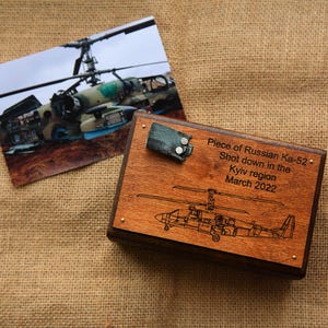 Boîte en bois avec morceau d'avion russe, KA-52, hélicoptère d'attaque, abattu en Ukraine, morceau d'avion russe, porte-clés avion