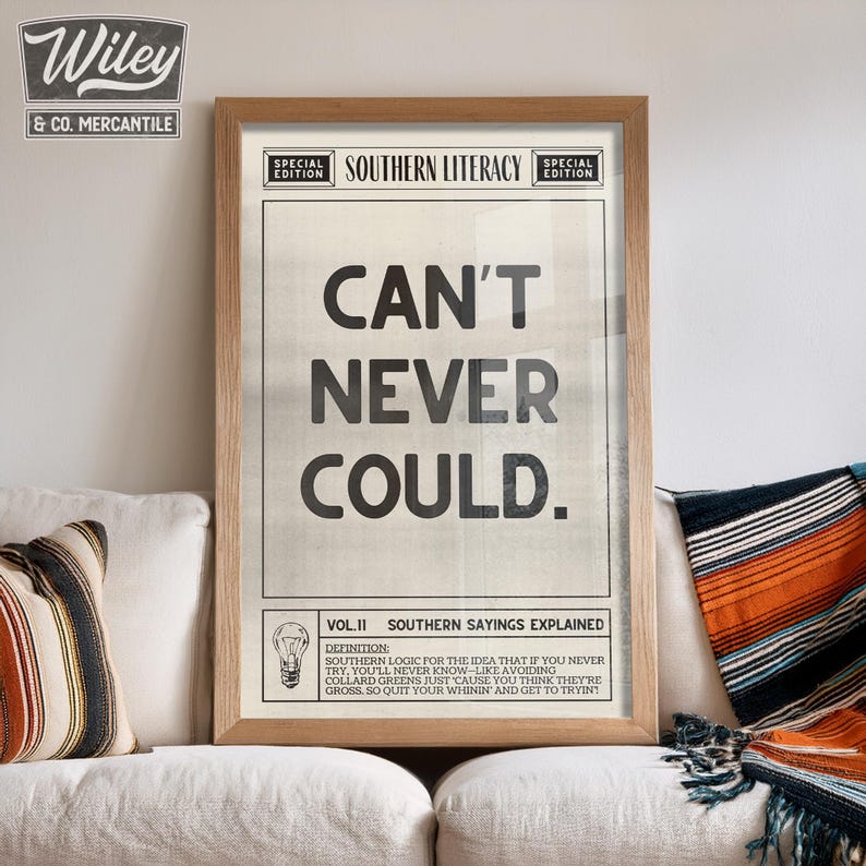 Pu&ograve; includere: Una stampa incorniciata con un design di giornale vintage. La stampa presenta il testo "Can't Never Could." e una definizione della frase in un carattere pi&ugrave; piccolo. La stampa &egrave; in una cornice di legno e ha uno sfondo bianco.