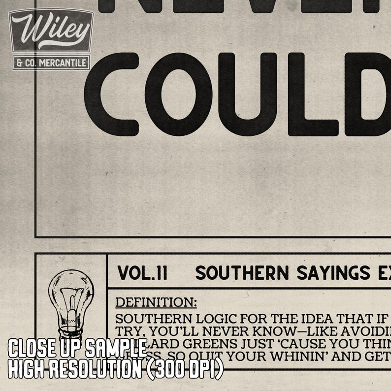 Pu&ograve; includere: Un ritaglio di giornale in stile vintage con il testo "Wiley & Co. Mercantile" e "COULD" in grandi lettere nere. Il testo "VOL.11 SOUTHERN SAYINGS EX" &egrave; anche visibile. Viene fornita la definizione di un detto del sud: "SOUTHERN LOGIC FOR THE IDEA THAT IF TRY, YOU'LL NEVER KNOW-LIKE AVOIDING COLLARD GREENS JUST 'CAUSE YOU THINK YOU'LL MISS SO QUIT YOUR WHININ' AND GET 'EM".