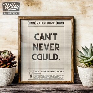 Pu&ograve; includere: Una stampa incorniciata con un design di giornale vintage. La stampa presenta il testo "Can't Never Could." e una definizione della frase in un carattere pi&ugrave; piccolo. La stampa &egrave; intitolata "Southern Literacy Special Edition Vol. II Southern Sayings Explained."