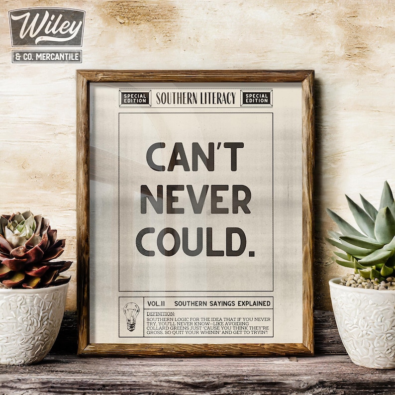 Pu&ograve; includere: Una stampa incorniciata con un design di giornale vintage. La stampa presenta il testo "Can't Never Could." e una definizione della frase in un carattere pi&ugrave; piccolo. La stampa &egrave; intitolata "Southern Literacy Special Edition Vol. II Southern Sayings Explained."